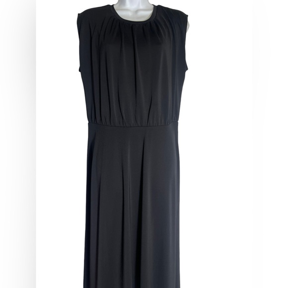 Ann Taylor Dresses & Skirts - Ann Taylor dress size 8 stunning simple long black sleeveless‎ maxi dress🖤